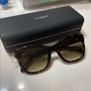 Givenchy Tortoise Sunglasses | GV 7103/S 086 HA